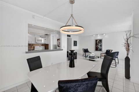 Condominio en venta en Aventura, Florida, 1 dormitorio, 83.24 m2 № 2014283 - foto 9