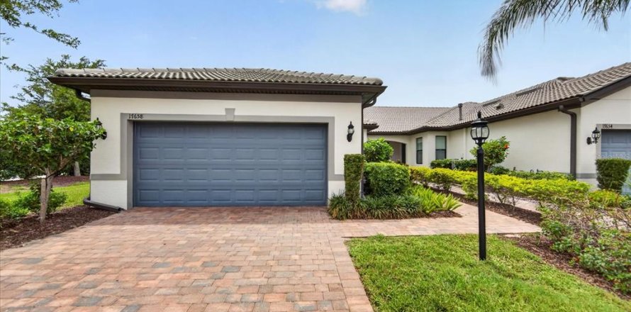House in Bradenton, Florida 2 bedrooms, 147.16 sq.m. № 2219235