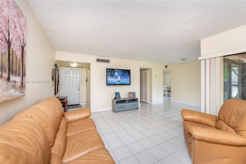 Townhouse in Miami, Florida 3 bedrooms, 145.39 sq.m. № 1807782 - photo 9