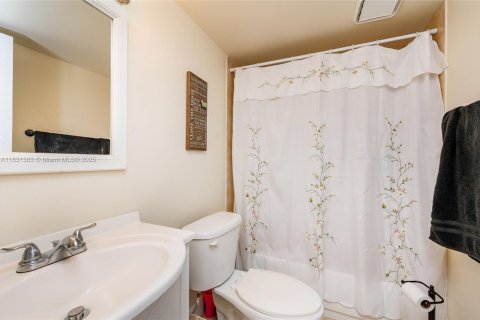 Townhouse in Miami, Florida 3 bedrooms, 145.39 sq.m. № 1807782 - photo 15