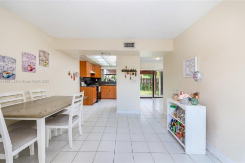 Townhouse in Miami, Florida 3 bedrooms, 145.39 sq.m. № 1807782 - photo 13