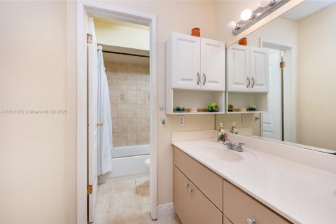 Townhouse in Miami, Florida 3 bedrooms, 145.39 sq.m. № 1807782 - photo 17