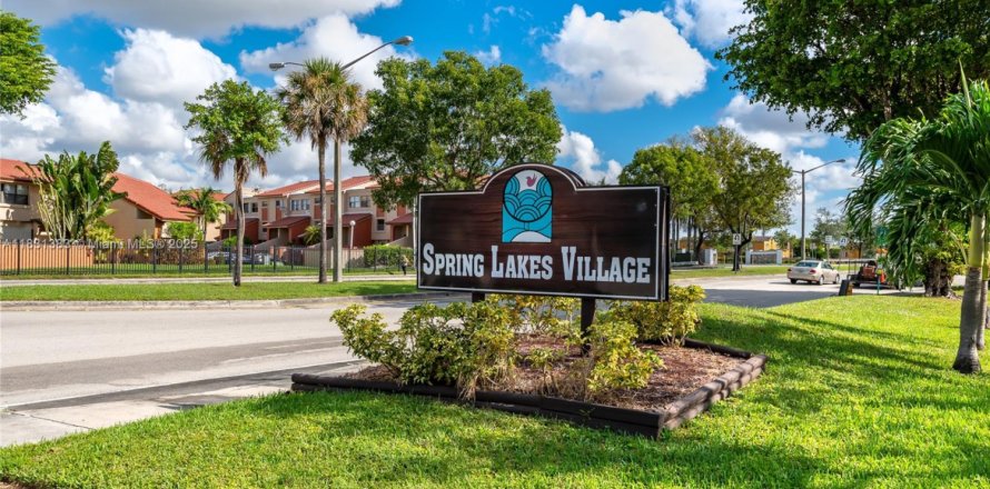 Townhouse in Miami, Florida 3 bedrooms, 145.39 sq.m. № 1807782