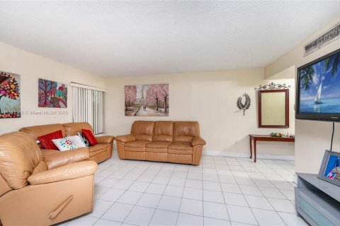 Townhouse in Miami, Florida 3 bedrooms, 145.39 sq.m. № 1807782 - photo 5