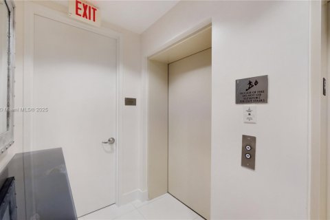 Condominio en venta en Sunny Isles Beach, Florida, 3 dormitorios, 237.64 m2 № 2013200 - foto 19