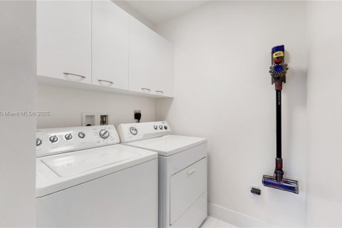 Condominio en venta en Sunny Isles Beach, Florida, 3 dormitorios, 237.64 m2 № 2013200 - foto 17