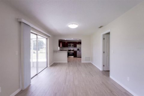 Villa ou maison à vendre à Deltona, Floride: 3 chambres, 132.01 m2 № 2420070 - photo 10