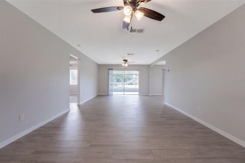 Villa ou maison à vendre à Deltona, Floride: 3 chambres, 132.01 m2 № 2420070 - photo 25
