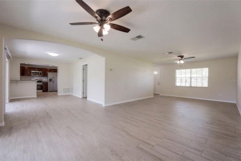 Villa ou maison à vendre à Deltona, Floride: 3 chambres, 132.01 m2 № 2420070 - photo 11