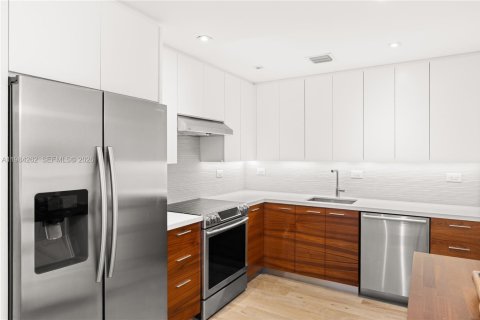 Condo in Miami Beach, Florida, 1 bedroom  № 2047515 - photo 3