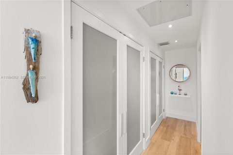 Condo in Miami Beach, Florida, 1 bedroom  № 2047515 - photo 19