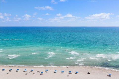 Condo in Miami Beach, Florida, 1 bedroom  № 2047515 - photo 26