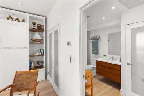 Condo in Miami Beach, Florida, 1 bedroom  № 2047515 - photo 11