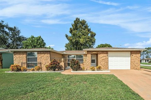 Casa en venta en Port Richey, Florida, 3 dormitorios, 133.97 m2 № 1903677 - foto 1