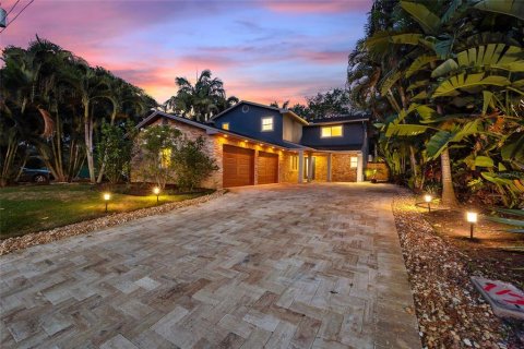 House in Seminole, Florida 3 bedrooms, 253.44 sq.m. № 2095537