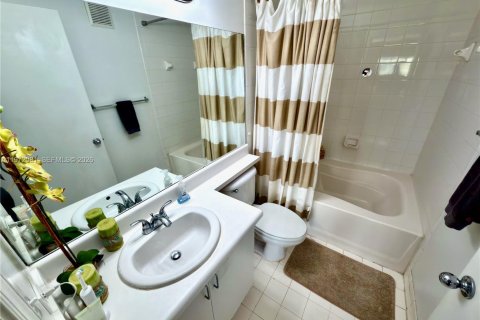 Condominio en venta en Coconut Creek, Florida, 2 dormitorios, 89.84 m2 № 2032754 - foto 18