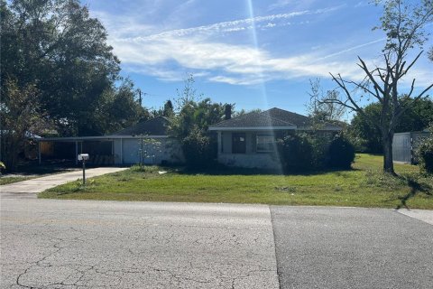 House in Saint Petersburg, Florida 3 bedrooms, 159.98 sq.m. № 1535029 - photo 1