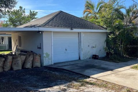 House in Saint Petersburg, Florida 3 bedrooms, 159.98 sq.m. № 1535029 - photo 11