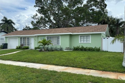 House in Bradenton, Florida 2 bedrooms, 106.56 sq.m. № 1917693 - photo 1