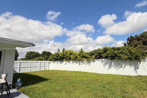 Снять в аренду виллу или дом в Хомстед, Флорида 3 спальни, 92.9м2, № 1963189 - фото 2