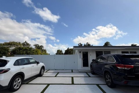 Снять в аренду виллу или дом в Хомстед, Флорида 3 спальни, 92.9м2, № 1963189 - фото 1