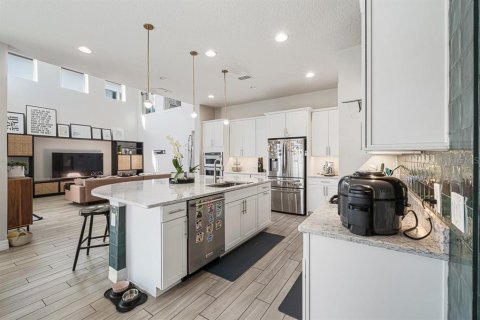 House in Orlando, Florida 5 bedrooms, 372.35 sq.m. № 2333980 - photo 13