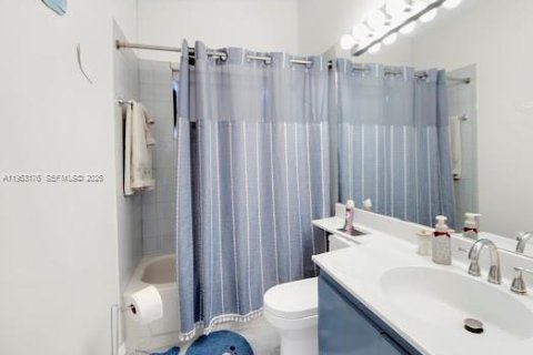 House in Miami, Florida 3 bedrooms, 147.44 sq.m. № 2007525 - photo 21