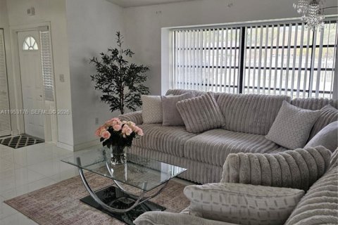 House in Miami, Florida 3 bedrooms, 147.44 sq.m. № 2007525 - photo 10