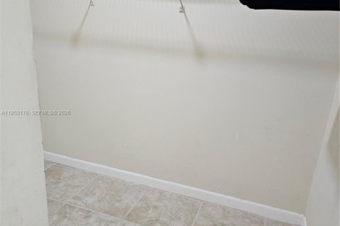 House in Miami, Florida 3 bedrooms, 147.44 sq.m. № 2007525 - photo 12