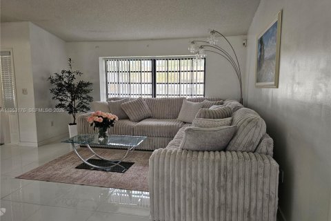 House in Miami, Florida 3 bedrooms, 147.44 sq.m. № 2007525 - photo 9