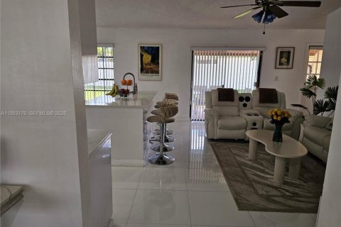 House in Miami, Florida 3 bedrooms, 147.44 sq.m. № 2007525 - photo 3