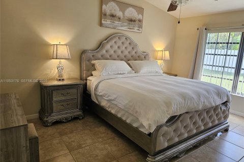 House in Miami, Florida 3 bedrooms, 147.44 sq.m. № 2007525 - photo 11