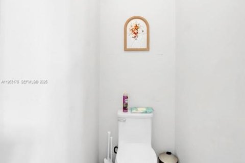 House in Miami, Florida 3 bedrooms, 147.44 sq.m. № 2007525 - photo 24