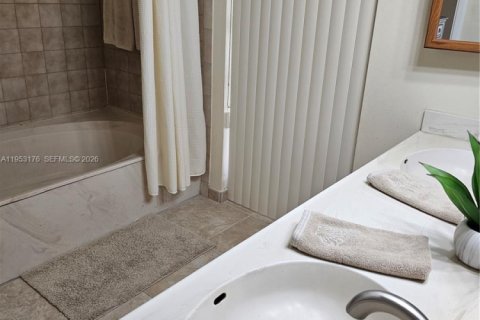 House in Miami, Florida 3 bedrooms, 147.44 sq.m. № 2007525 - photo 13