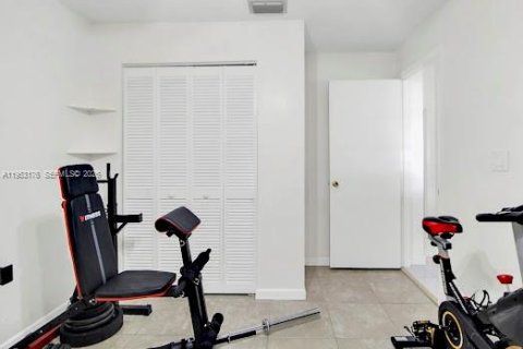 House in Miami, Florida 3 bedrooms, 147.44 sq.m. № 2007525 - photo 19