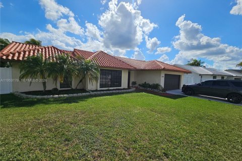 House in Miami, Florida 3 bedrooms, 147.44 sq.m. № 2007525 - photo 2