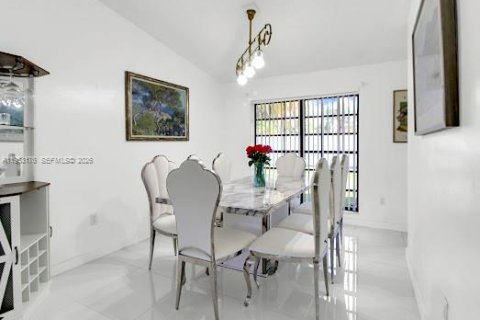 House in Miami, Florida 3 bedrooms, 147.44 sq.m. № 2007525 - photo 30