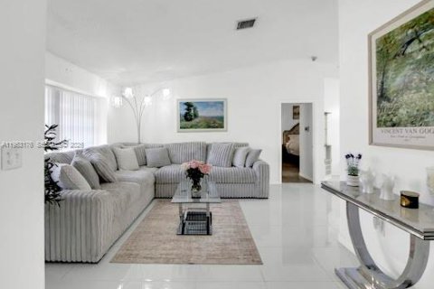 House in Miami, Florida 3 bedrooms, 147.44 sq.m. № 2007525 - photo 16