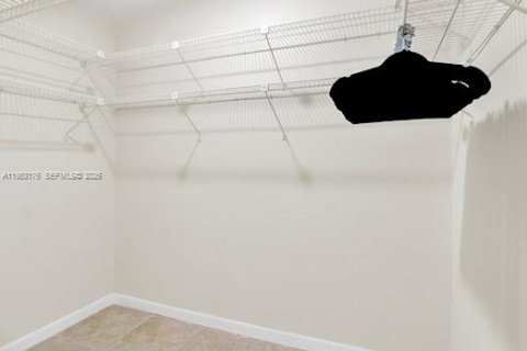 House in Miami, Florida 3 bedrooms, 147.44 sq.m. № 2007525 - photo 27