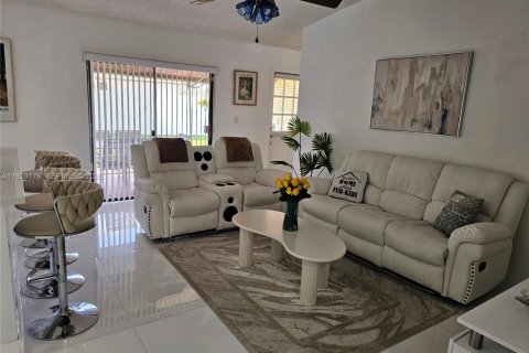 House in Miami, Florida 3 bedrooms, 147.44 sq.m. № 2007525 - photo 4