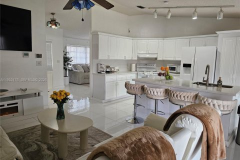 House in Miami, Florida 3 bedrooms, 147.44 sq.m. № 2007525 - photo 6