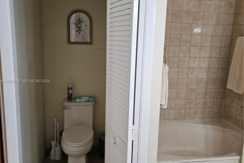 House in Miami, Florida 3 bedrooms, 147.44 sq.m. № 2007525 - photo 14