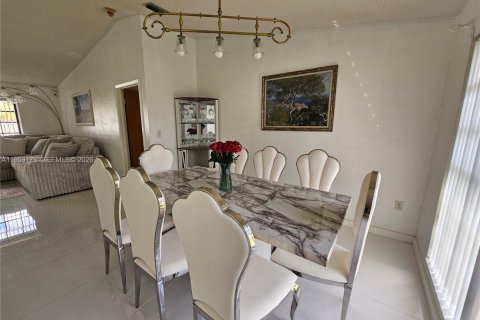 House in Miami, Florida 3 bedrooms, 147.44 sq.m. № 2007525 - photo 7