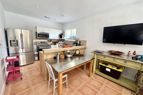 Casa en venta en Homestead, Florida, 5 dormitorios, 201.6 m2 № 1936028 - foto 2