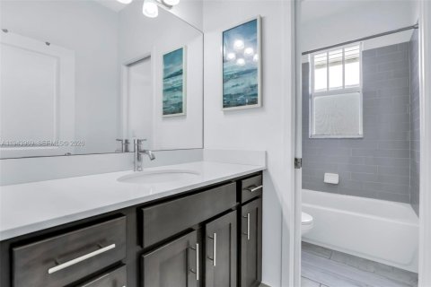 House in Tamarac, Florida 4 bedrooms, 192.03 sq.m. № 2001694 - photo 19