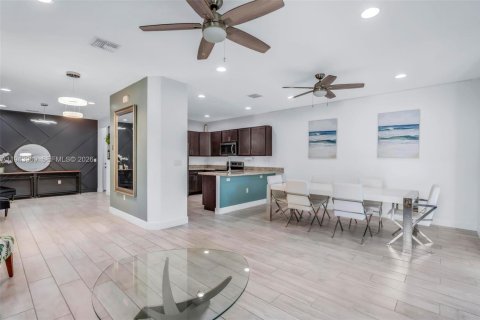 House in Tamarac, Florida 4 bedrooms, 192.03 sq.m. № 2001694 - photo 5