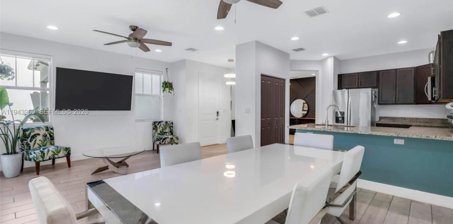 House in Tamarac, Florida 4 bedrooms, 192.03 sq.m. № 2001694