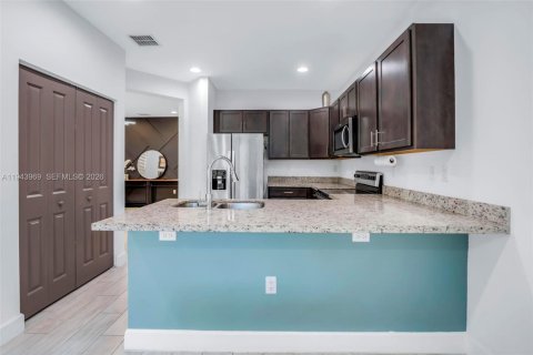 House in Tamarac, Florida 4 bedrooms, 192.03 sq.m. № 2001694 - photo 14