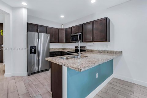 House in Tamarac, Florida 4 bedrooms, 192.03 sq.m. № 2001694 - photo 12