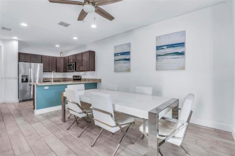 House in Tamarac, Florida 4 bedrooms, 192.03 sq.m. № 2001694 - photo 4